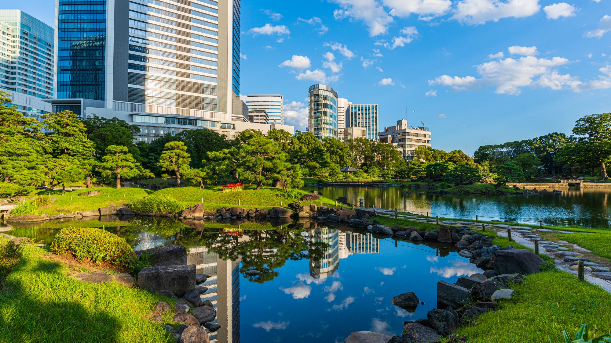 【当館から徒歩5分】江戸時代初期の大名庭園、四季折々の風景が美しい「旧芝離宮恩賜庭園」