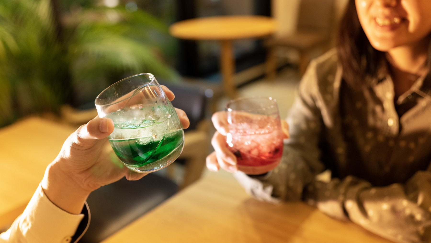 おしゃれな空間で話も弾みます