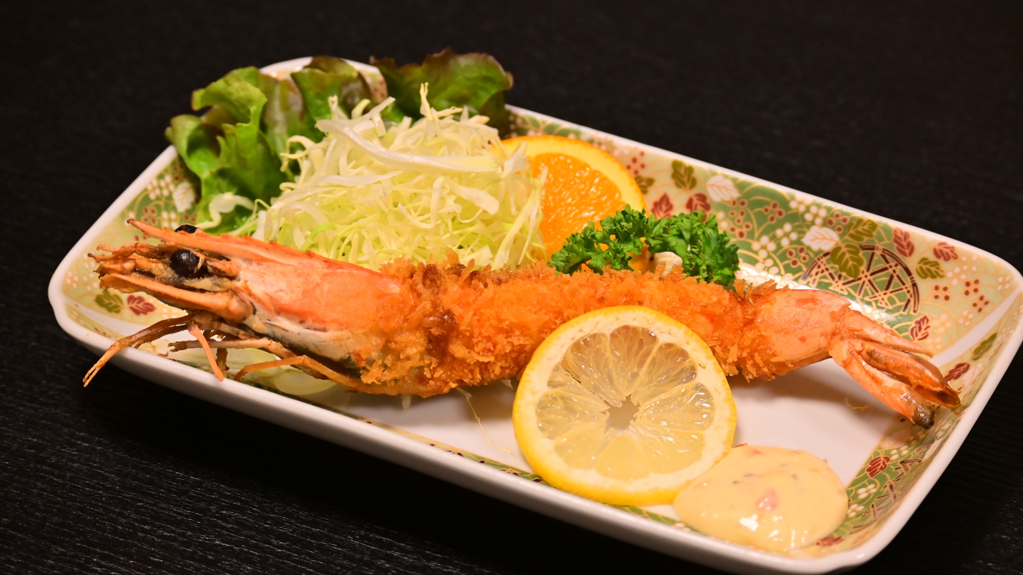 *【夕食一例】大ぶりで食べ応え抜群のエビフライ。揚げたてのサクサク食感をお楽しみください。