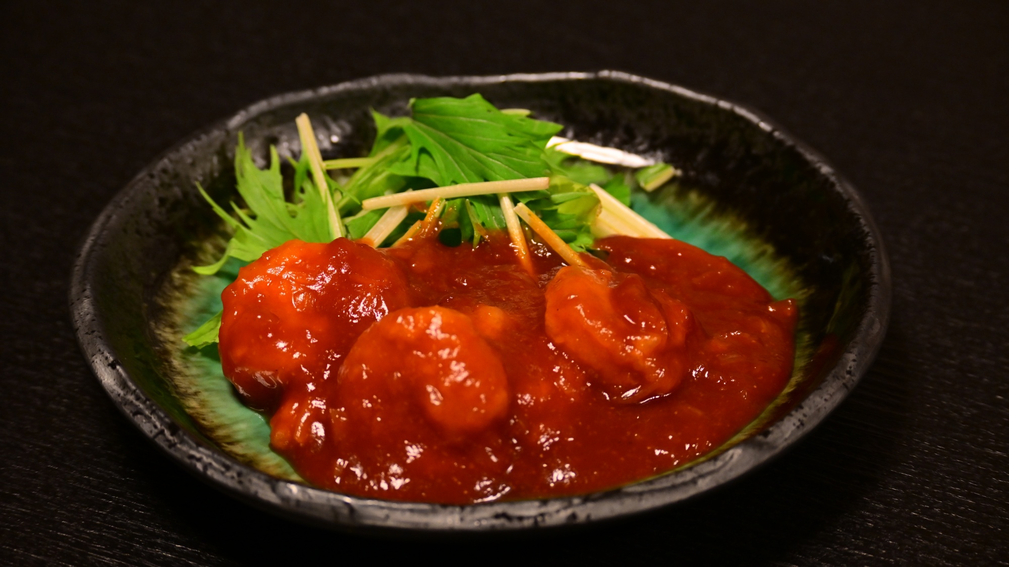 *【夕食一例】ピリッと濃厚、こだわりの味付けが自慢のエビチリ。ご飯がすすむ一品です。