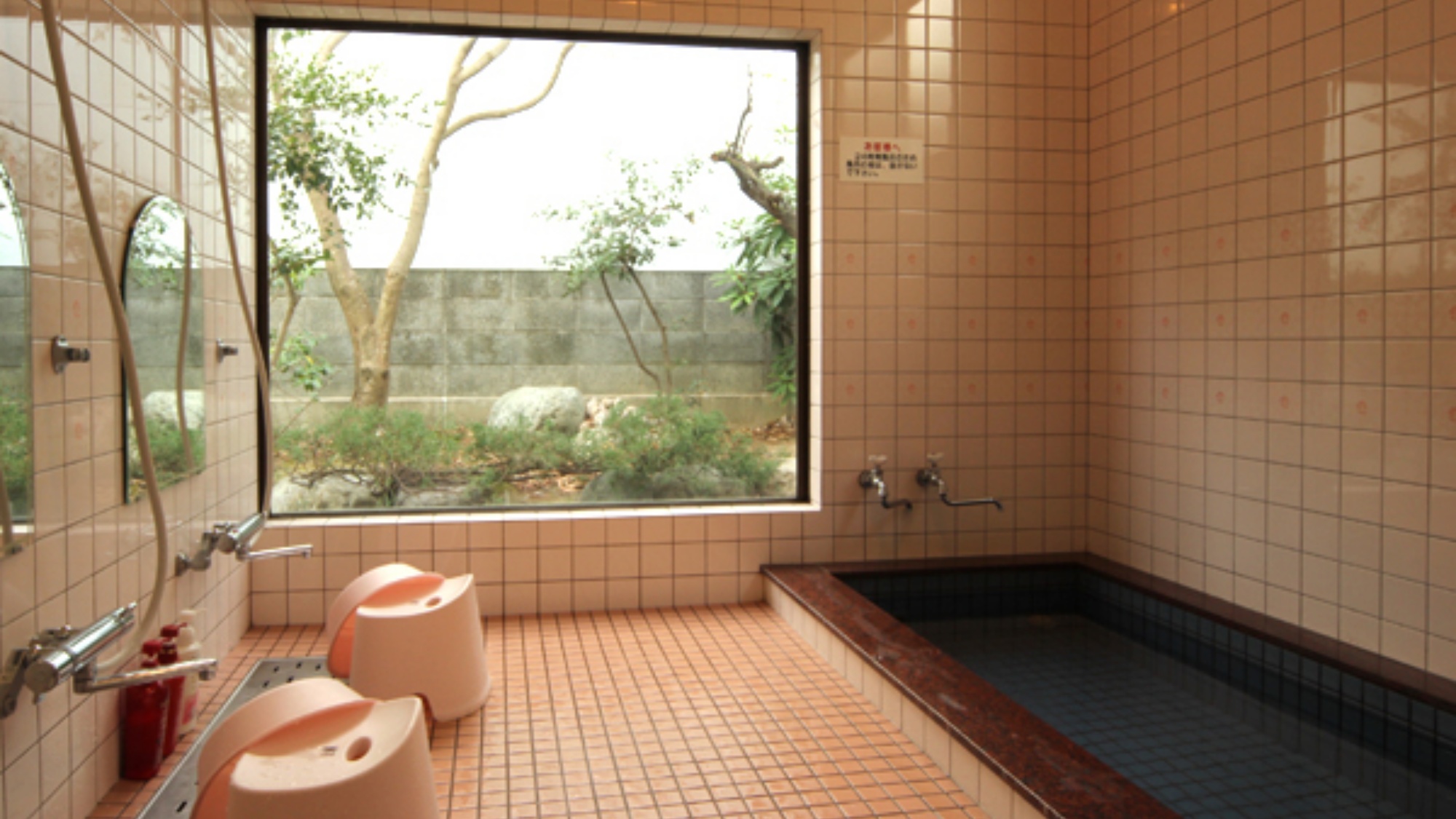 【女性風呂】ボディーソープ・シャンプー・リンスを備えております。快適にご入浴いただけます。