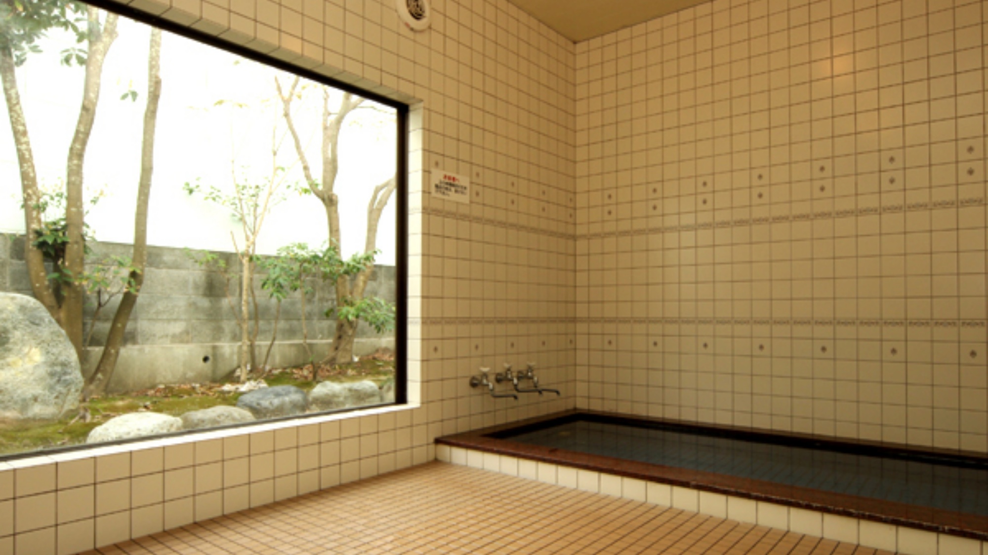 【男性風呂】ボディーソープ・シャンプー・リンスを備えております。快適にご入浴いただけます。