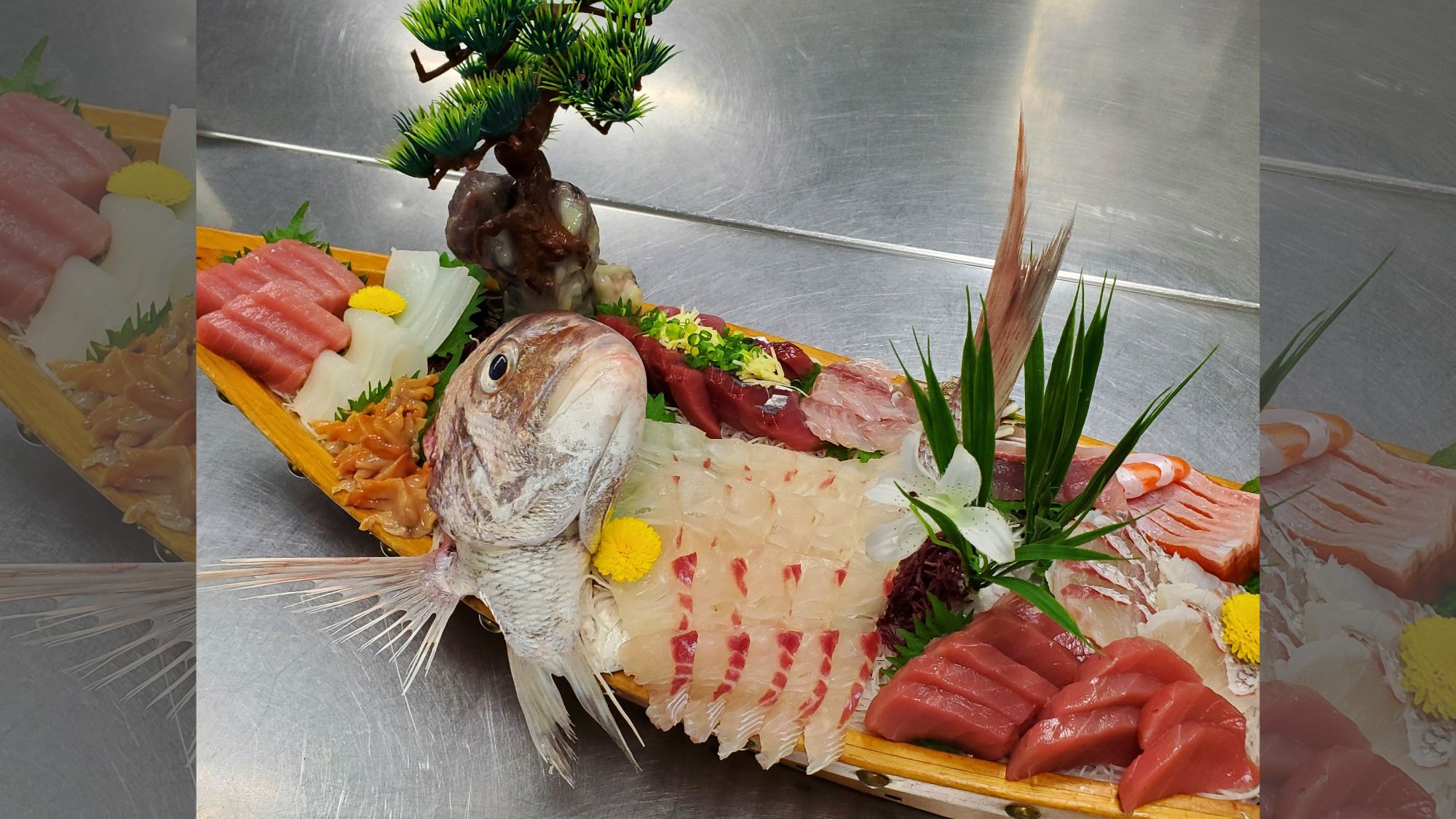 【夕食一例】新鮮な海の幸を豪快に盛り込んだ船盛りは、4名様よりご提供可能です。