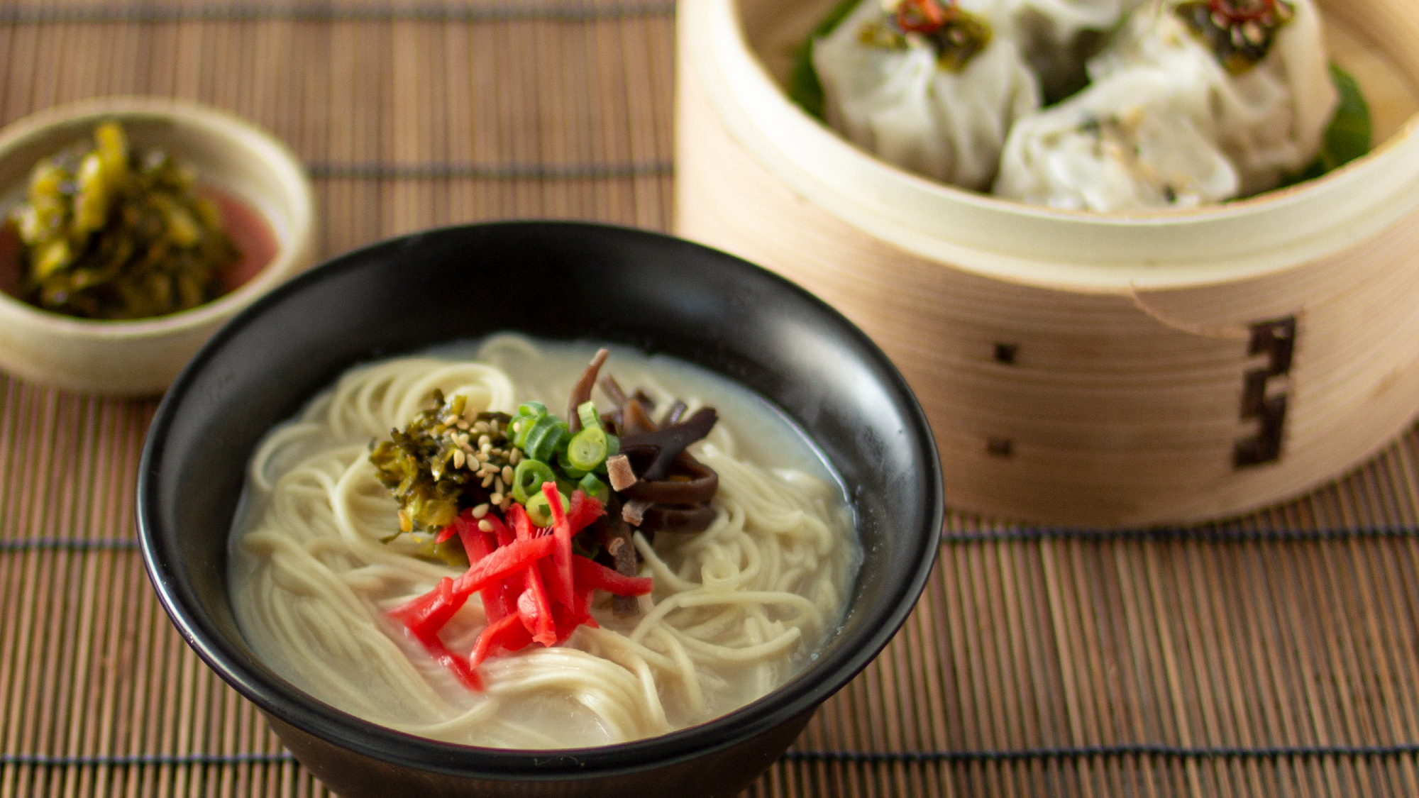 ◇豚骨でとった白濁のスープと極細の麺が特徴の、福岡県を代表する名物グルメ「博多とんこつラーメン」