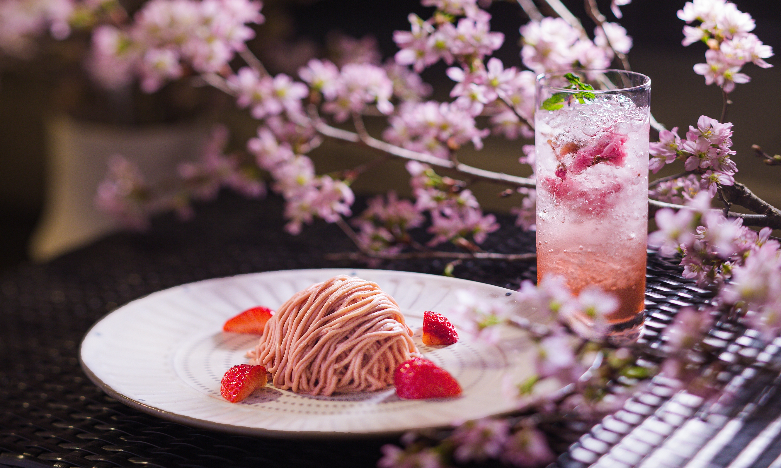 ◇ホテルパティシエ特製のしぼりたて苺のモンブラン＆桜をモチーフにした限定カクテル