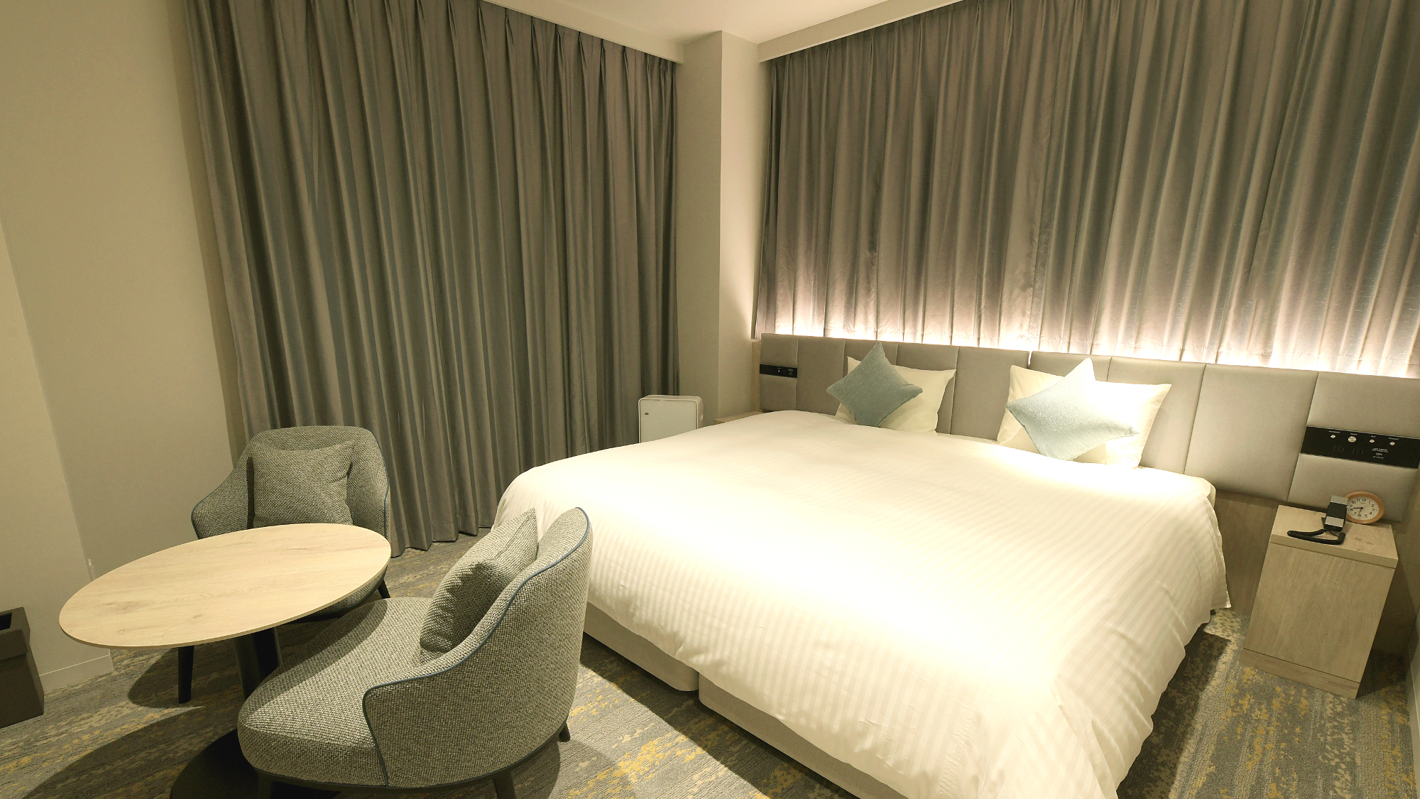 ◇ゆったりとした客室に200cm幅のシモンズ社製の高品質ベッドを配したデラックスダブル（イメージ）