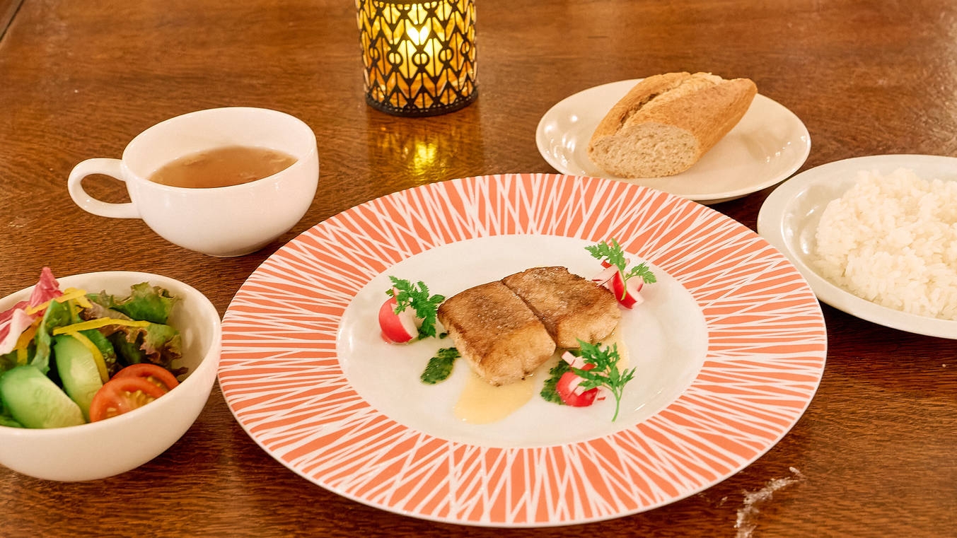 【2食＆1ドリンク付】夕食は天然ヒラメのポワレ 根セロリのピュレ／＋1ドリンク＆デザート＆コーヒー付