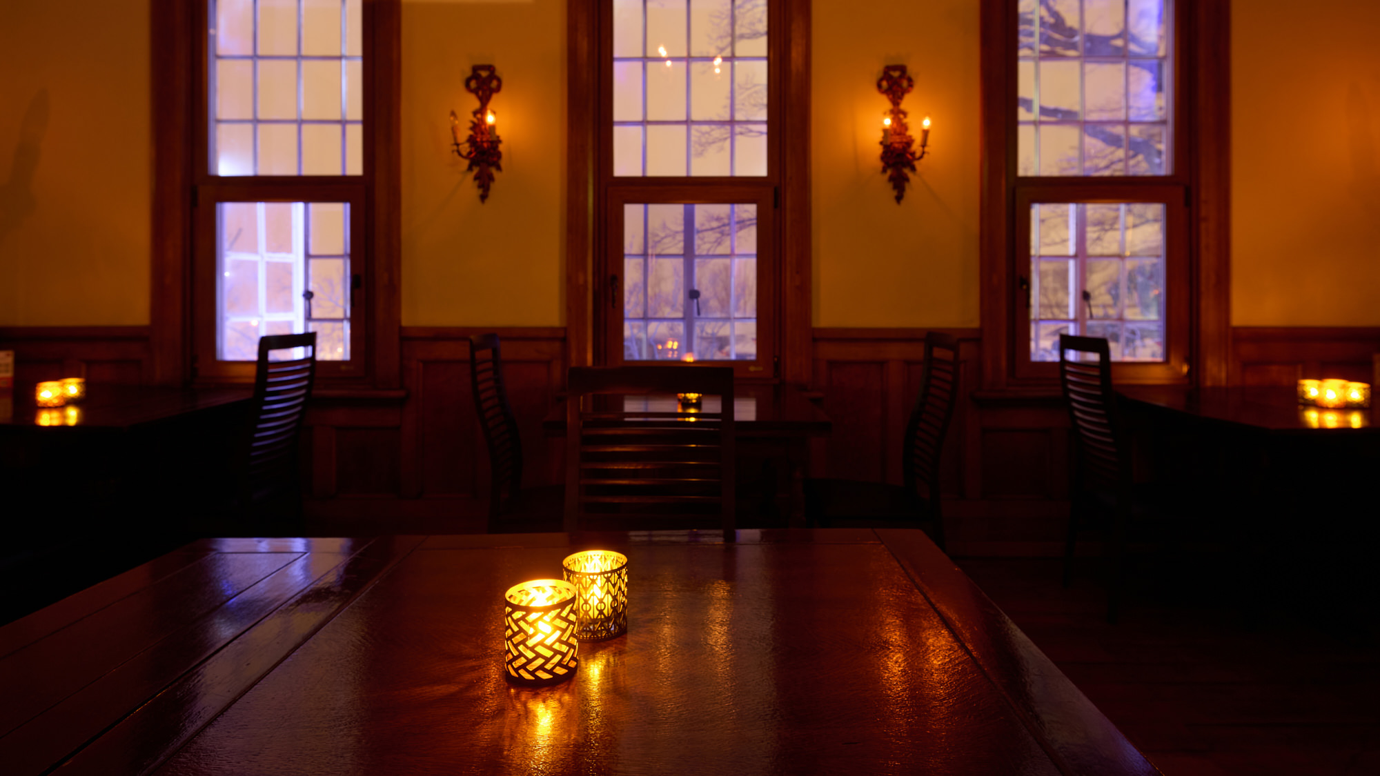 夜間のレストランルーム