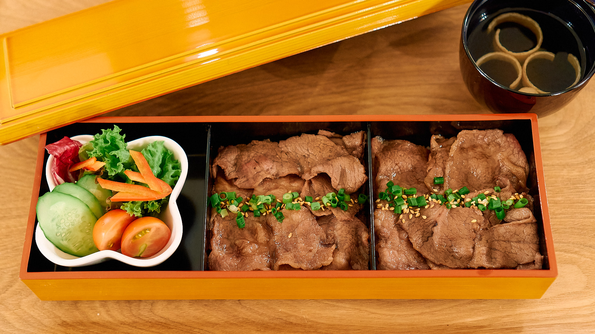 おぐにビーフの和牛重 二種仕立て