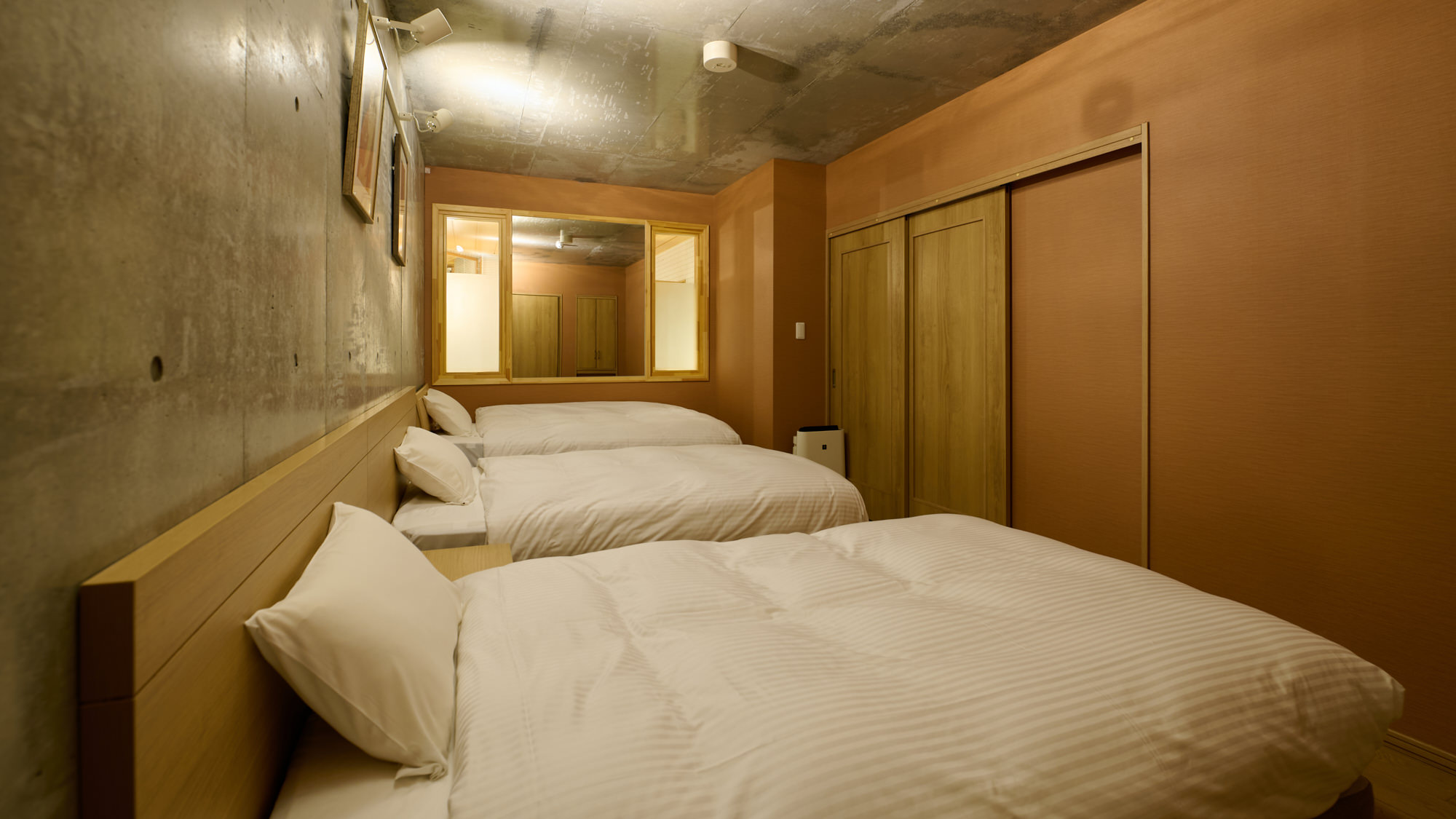 リビングスイート（セミダブル3台）