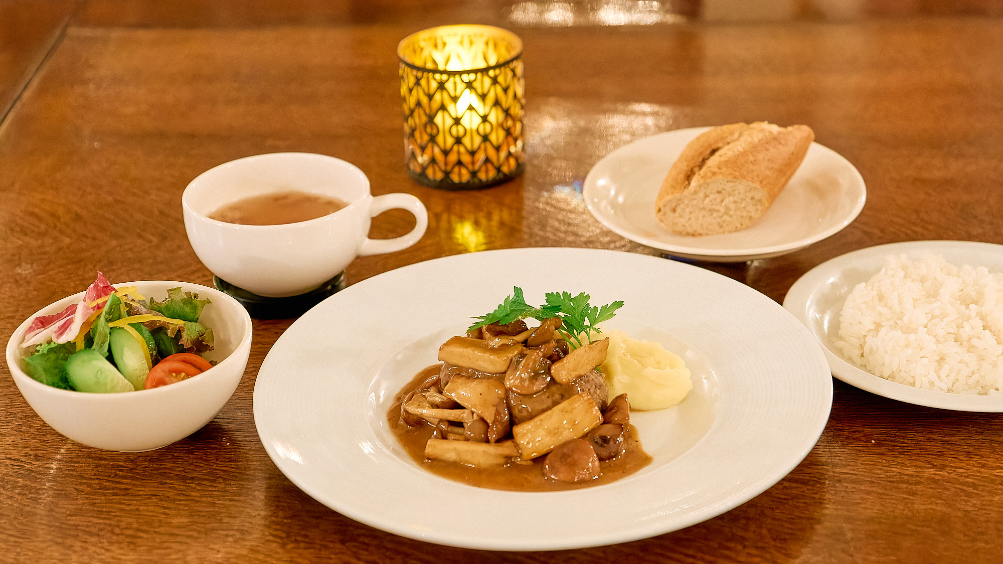 黒毛和牛手ごねハンバーグ 香り茸ソース