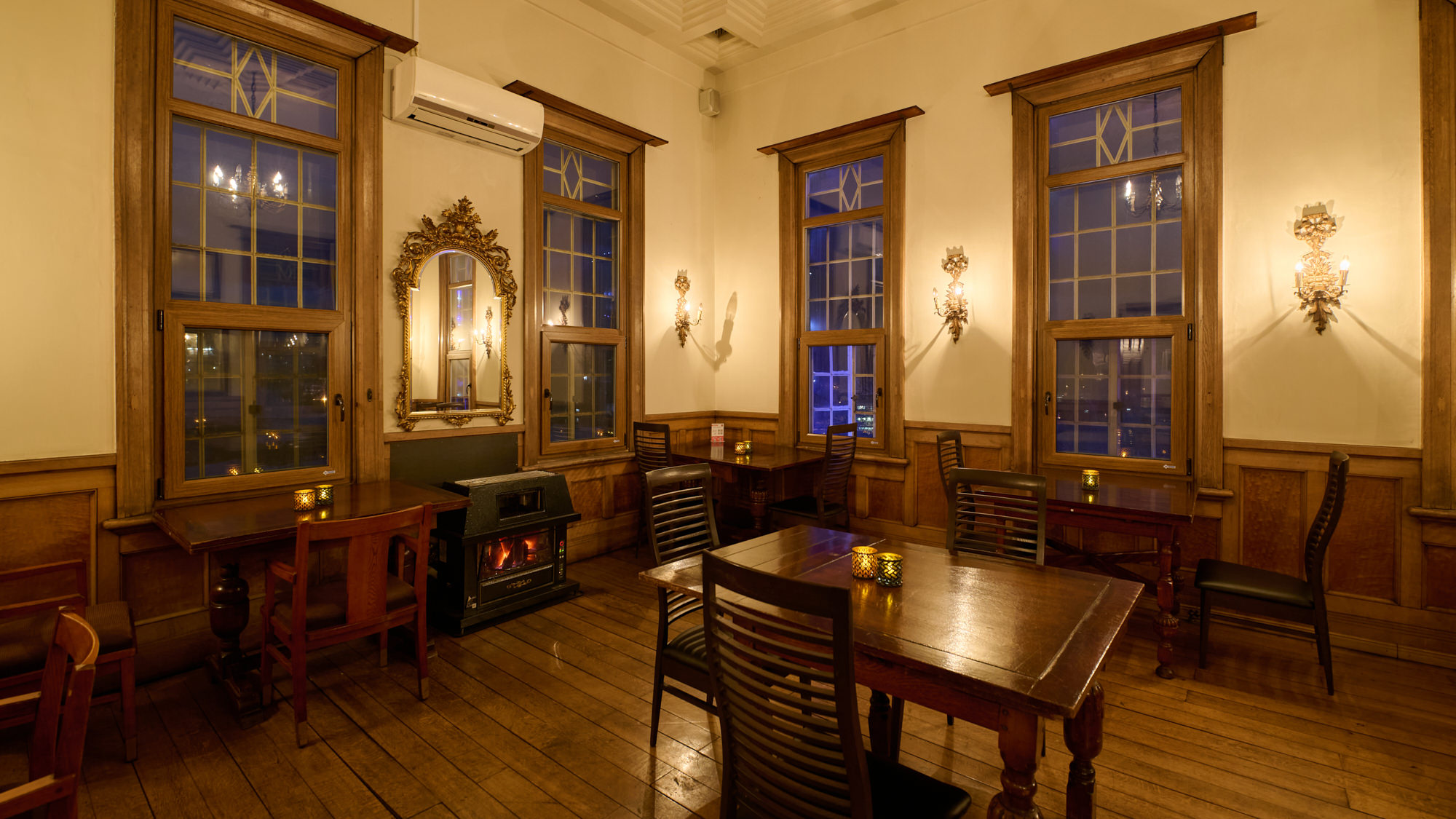 夜間のレストランスペース