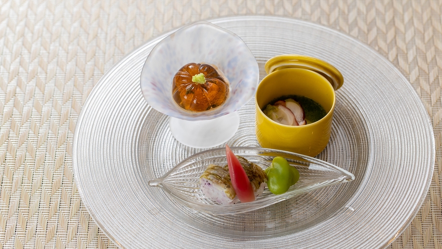 夏の料理一例：先付け　海胆、蓴才の茶巾絞り、淀江蛸オクラ掛け、鯵小袖寿司、蚕豆、茗荷　