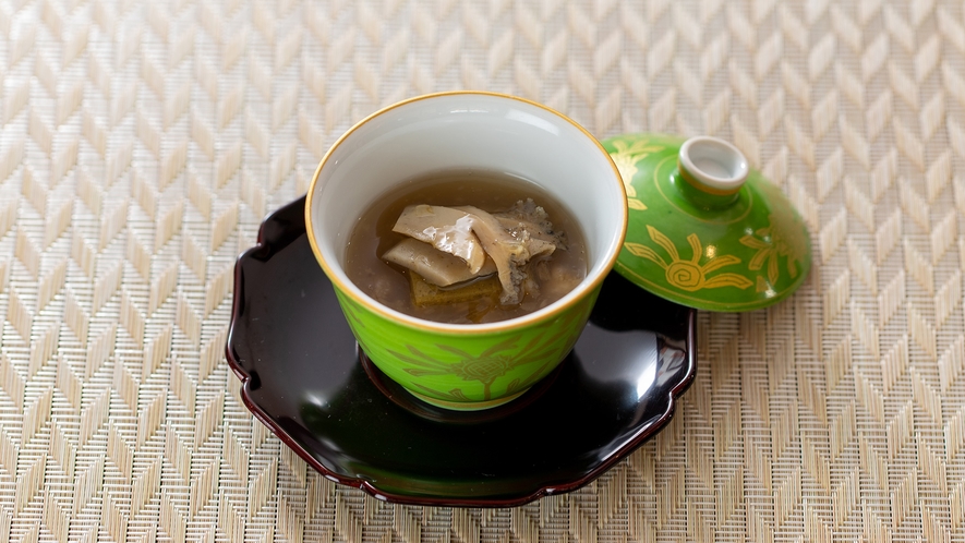 夏の料理一例：小茶碗隠岐産蒸しあわび、肝しんじょ、ふかひれのあんかけ