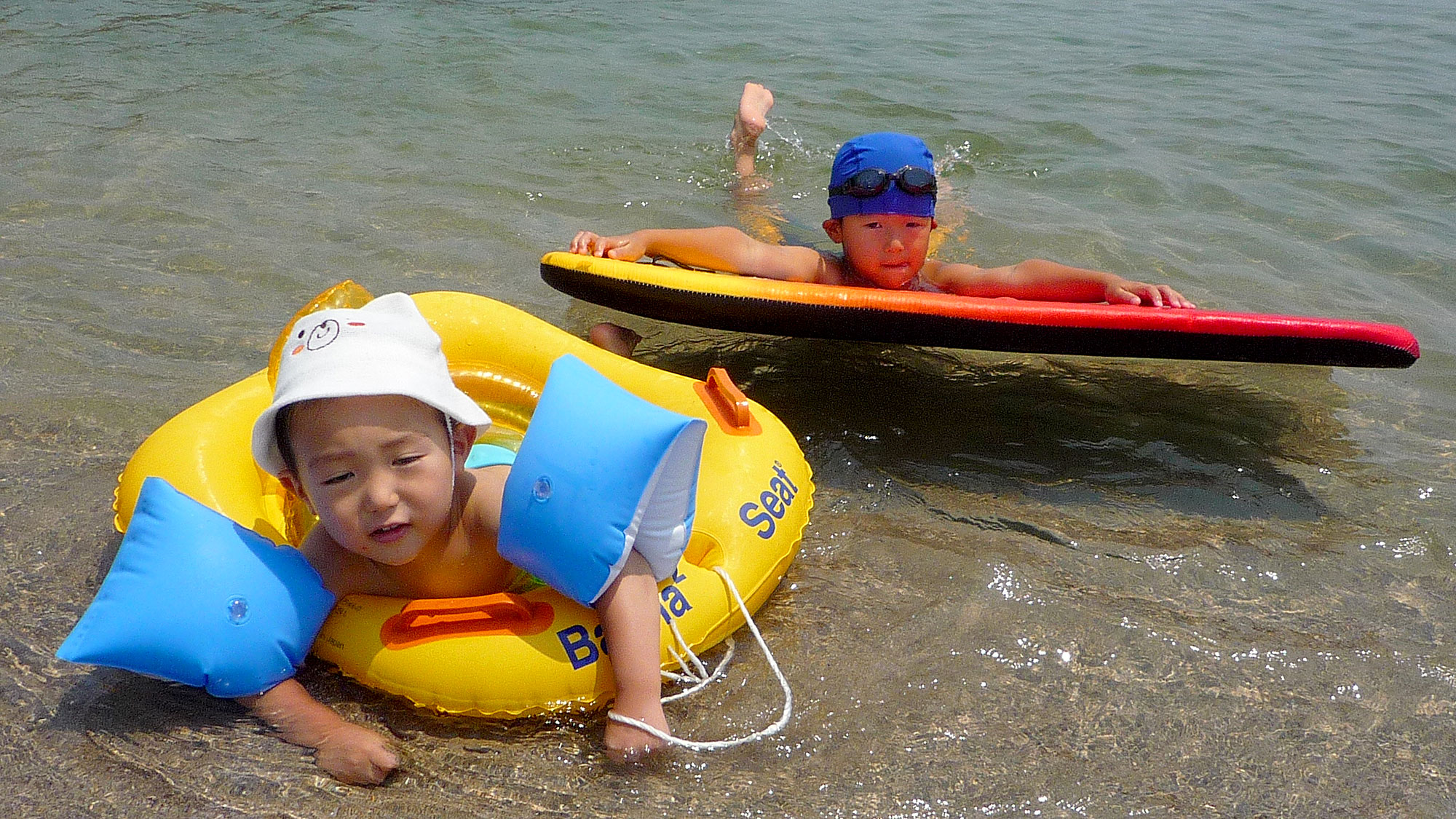 浮環で遊ぶちびっこ