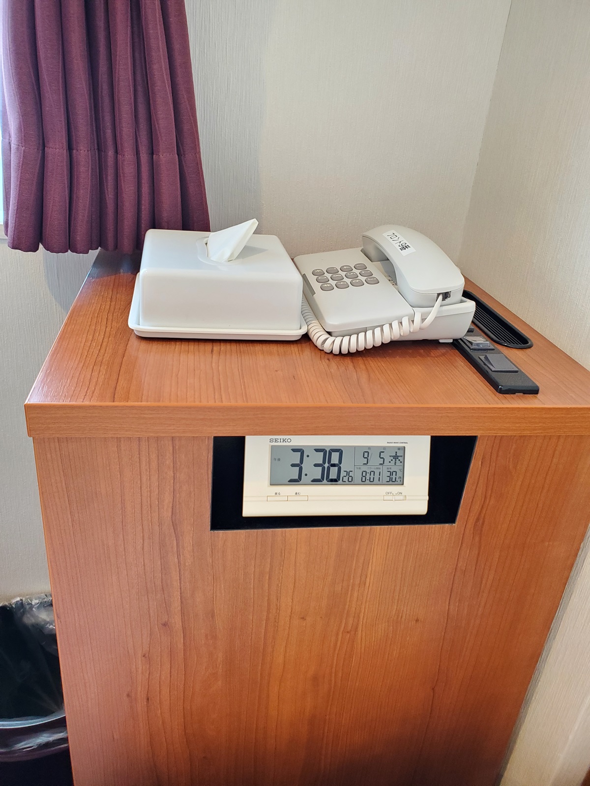 時計・ティッシュ・内線電話
