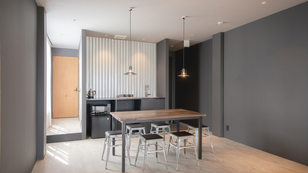 【デラックス】リビングスペースには、簡易キッチンも完備