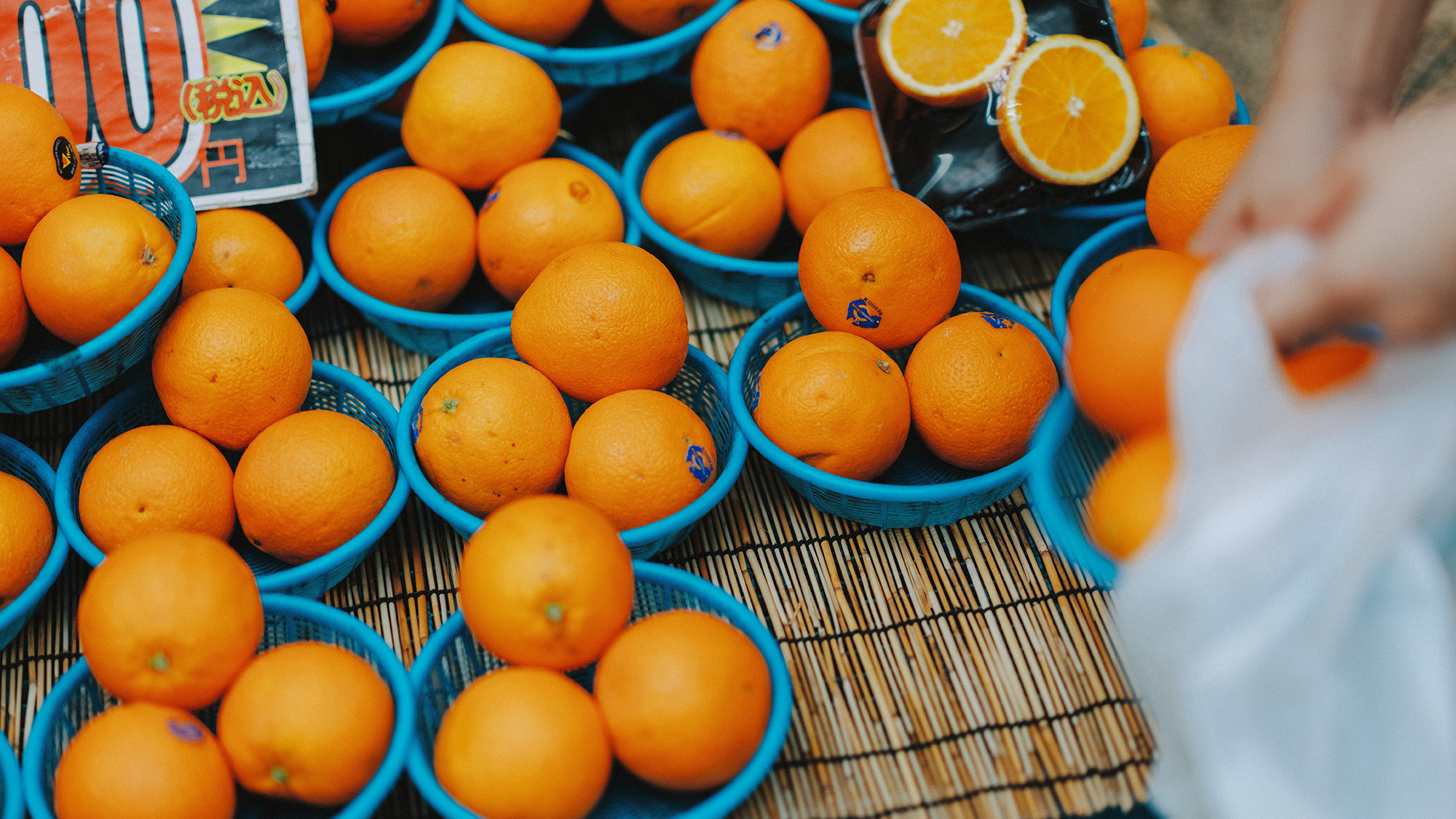 【周辺のおみせ：木下青果】町の食卓を支える八百屋さん。思わずお土産にしたくなるリーズナブルさ。