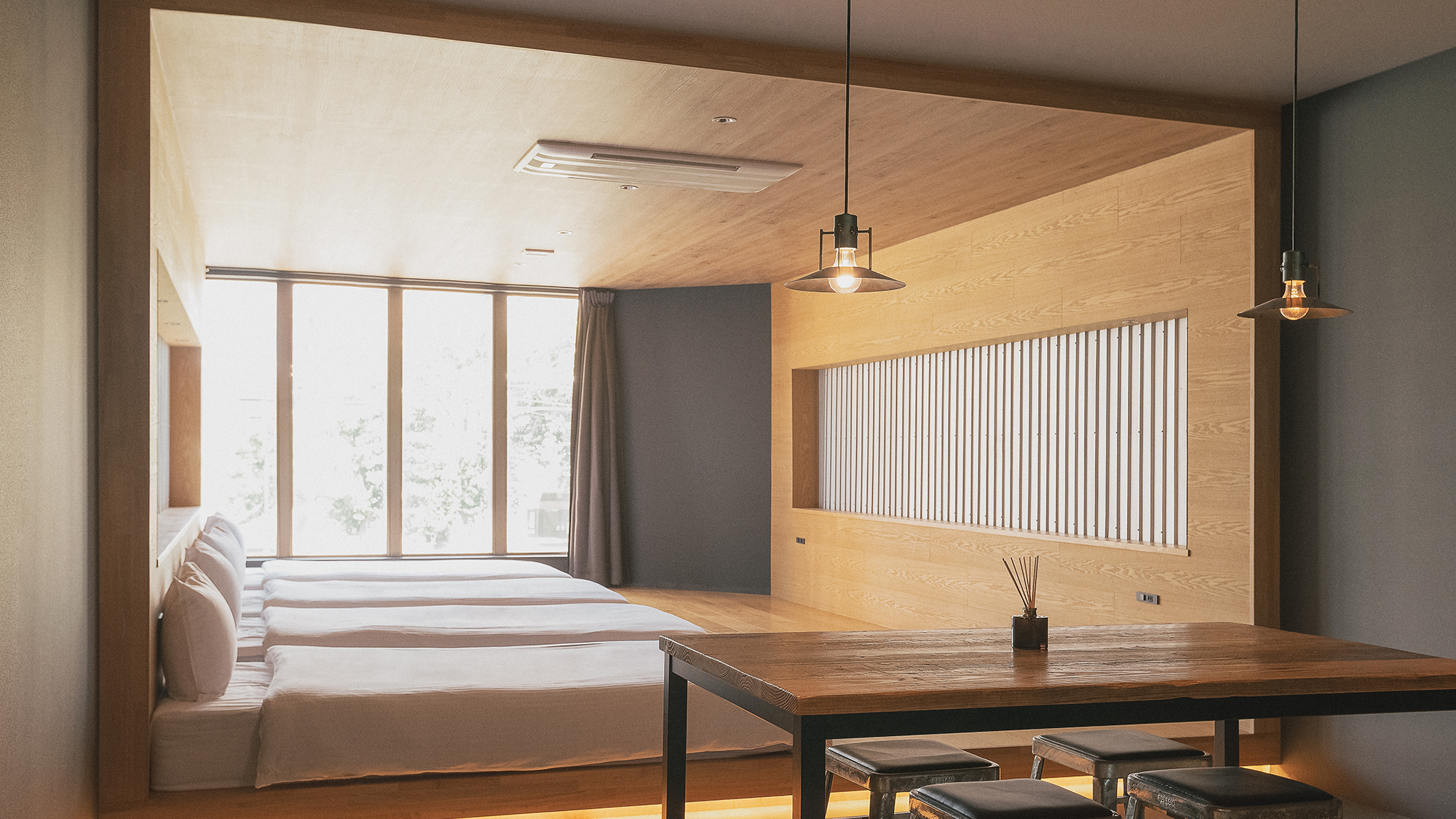 【デラックス】大きな窓からは、穏やかな布施の日常がご覧いただけます。