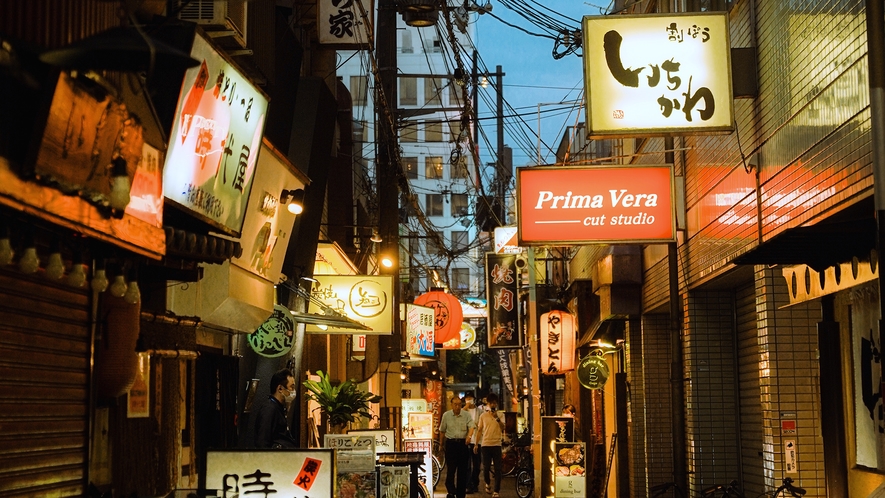 夜の繁華街には、おいしい楽しいお店がたくさん！