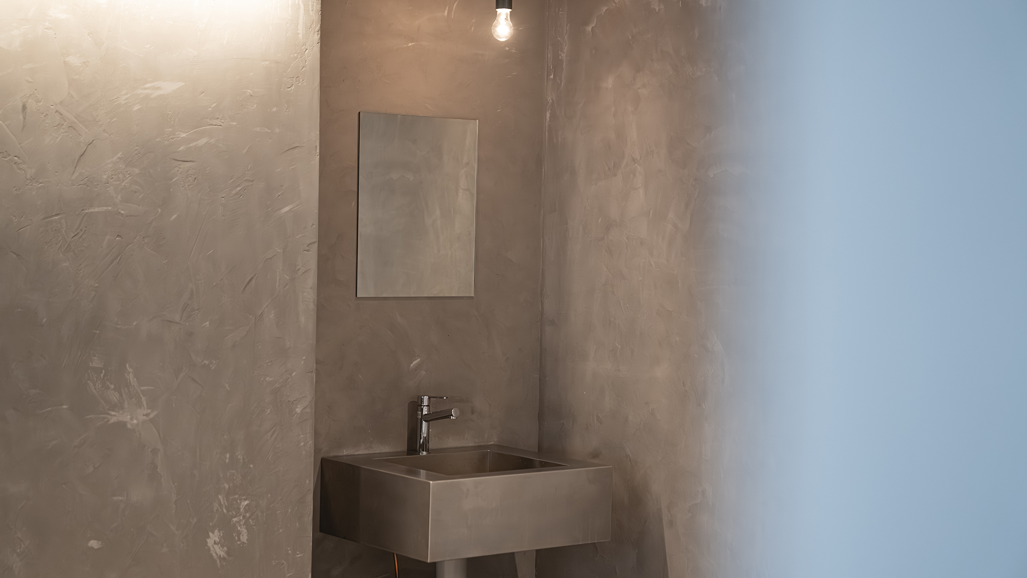 【デラックス商店街ビュー：旧川田和洋菓子店】2階にも洗面があり、大人数でも便利です。