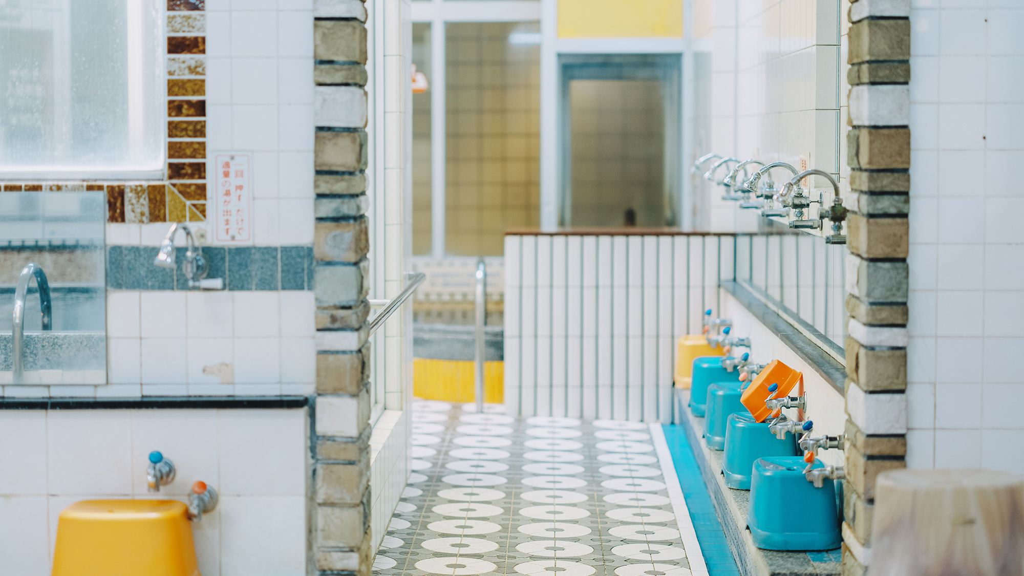 【戎湯】常連さんの楽しい会話も、普通のホテルでは体感できないひとつの魅力。