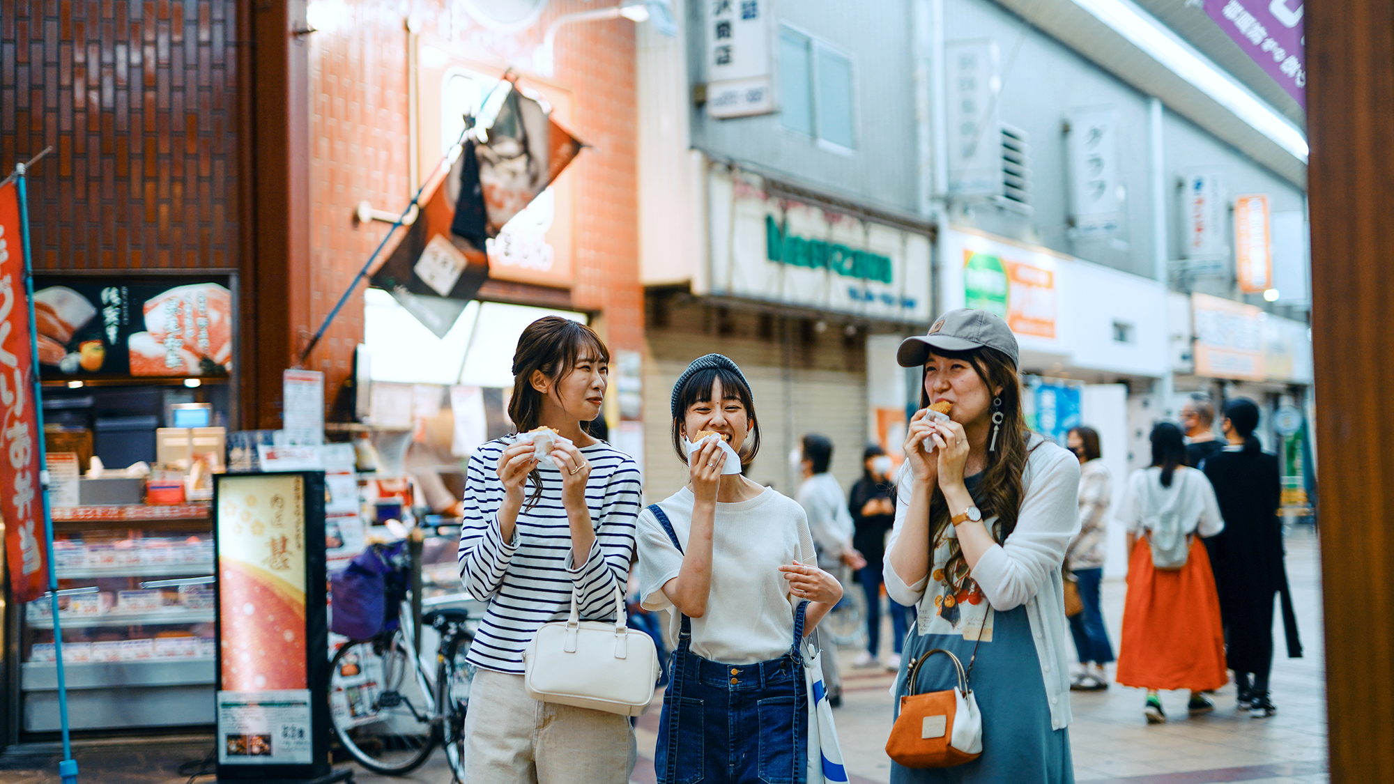 美味しいものが並ぶ商店街は、毎日がお祭りのよう。