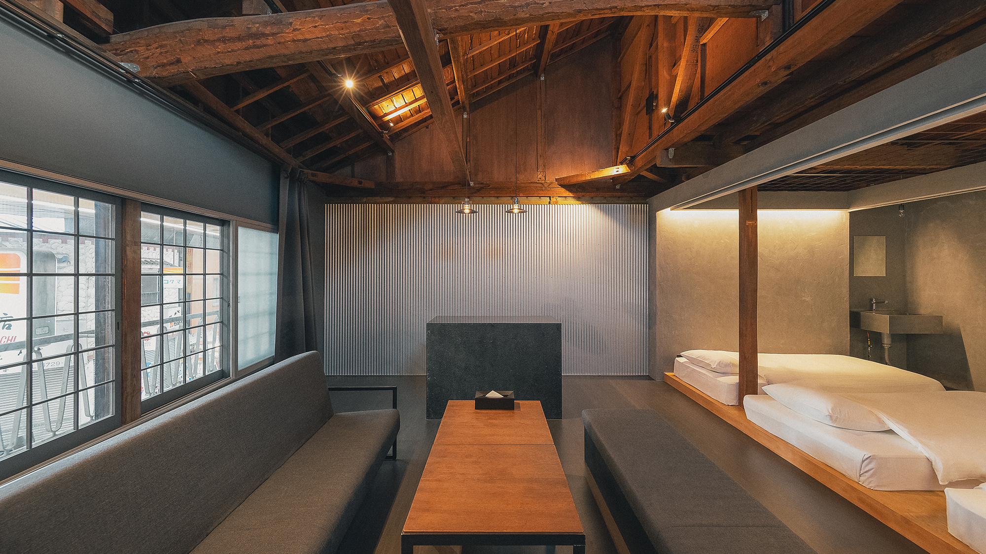 【デラックス商店街ビュー：旧川田和洋菓子店】開放感ある天井は、梁を残したデザイン。