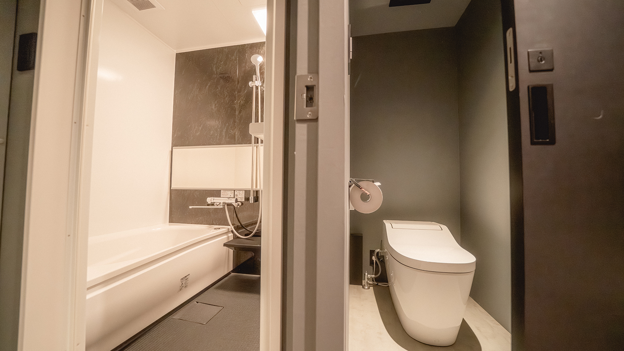 【デラックス商店街ビュー：旧川田和洋菓子店】独立バスルーム