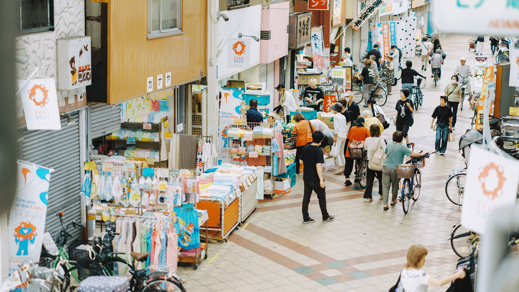 商店街内のお部屋では、活気あふれる日中と、静けさが包む夜の雰囲気の違いも楽しめます。