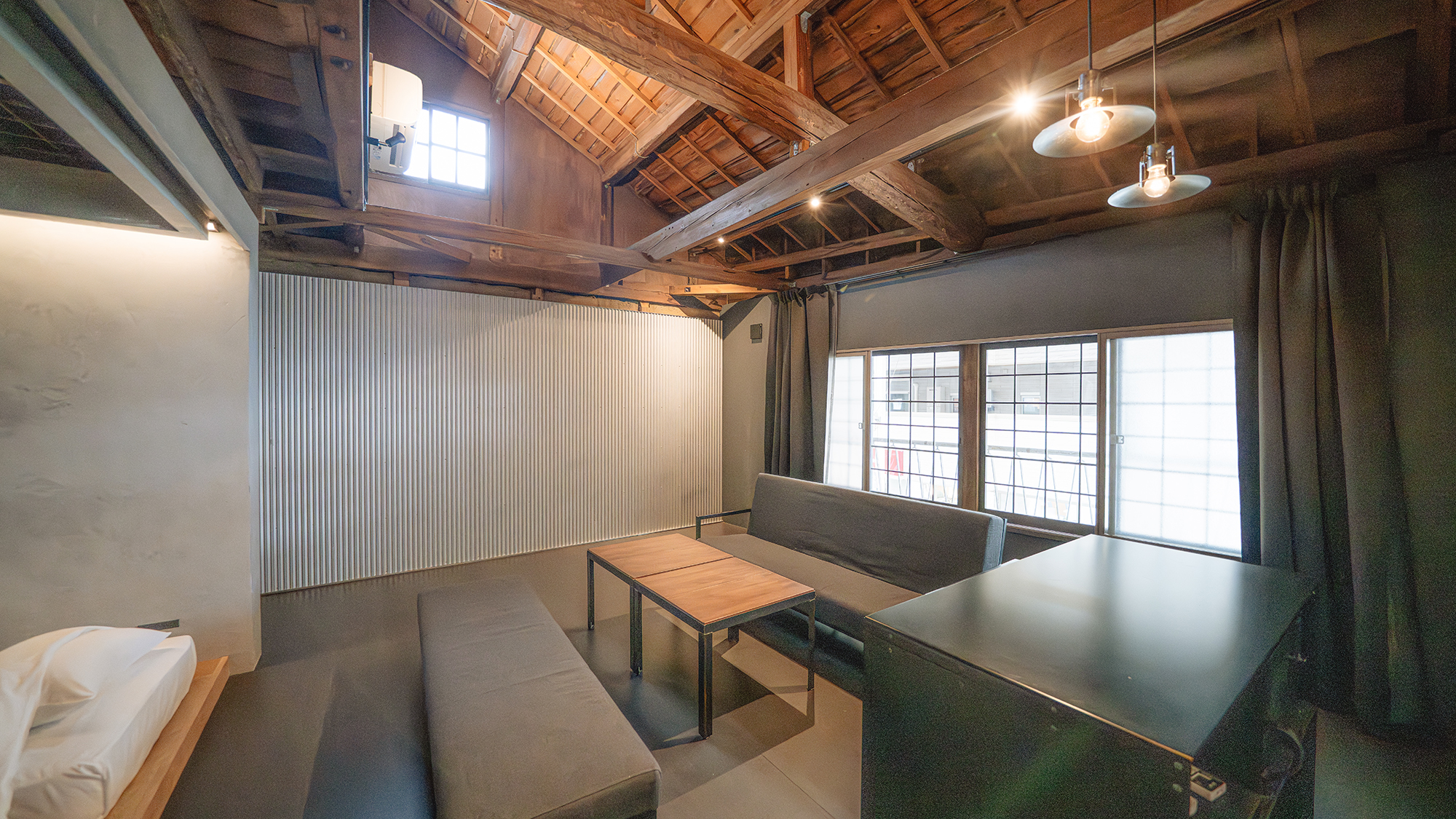 【デラックス商店街ビュー：旧川田和洋菓子店】開放感ある天井は、梁を残したデザイン。