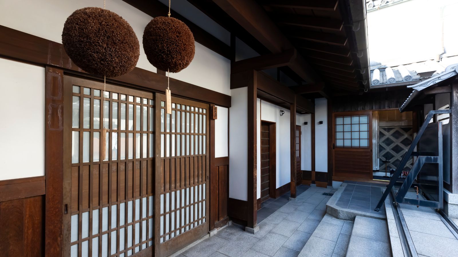 奈良には酒の神をまつる大神神社があり、ご神木の杉にちなんで酒林が吊るされます。