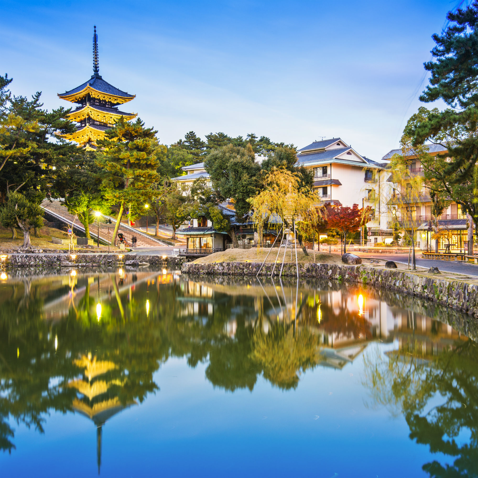 奈良公園内にある周囲360メートルの池。五重塔と柳が美しく水面に映される。