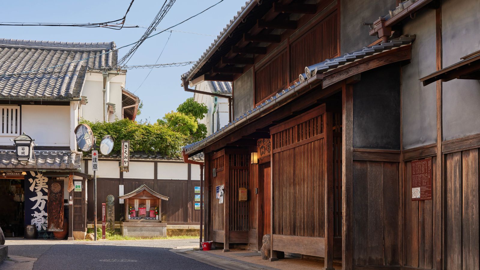 江戸時代の面影を残した家々や趣ある店舗が立ち並び、訪れる人々を魅了します。