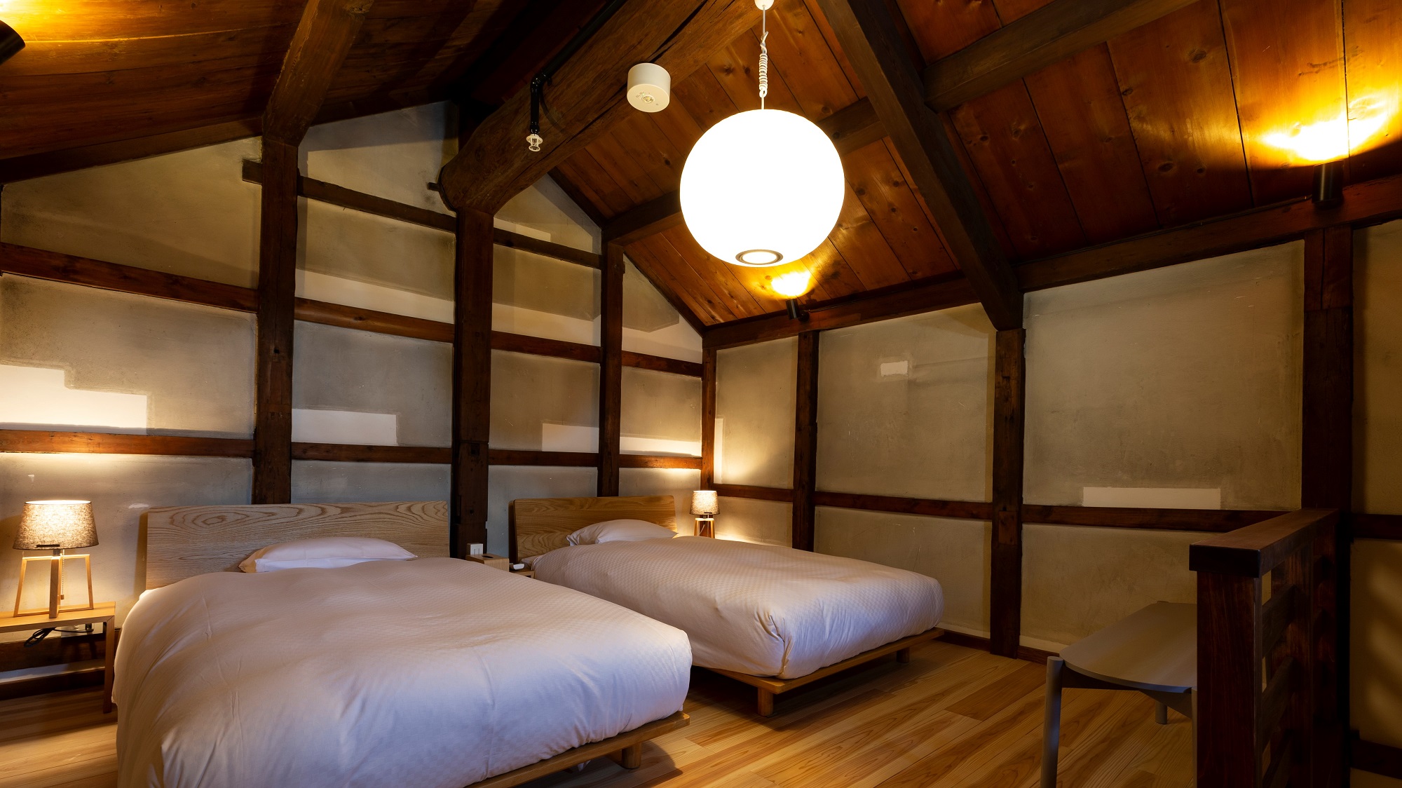 【VMGグランド・101】木製梯子を上がると、屋根裏に隠れ込んだようなベッドルーム。