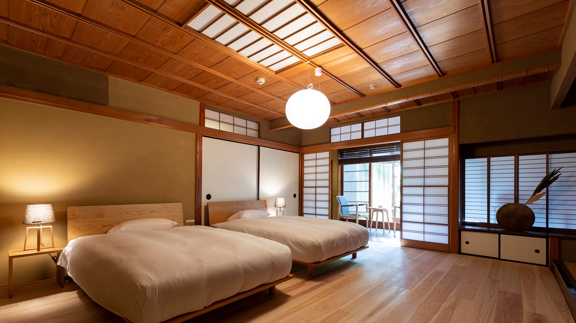 【VMGグランド・104】板張りの床と檜風呂を誂えた温もりある一室。