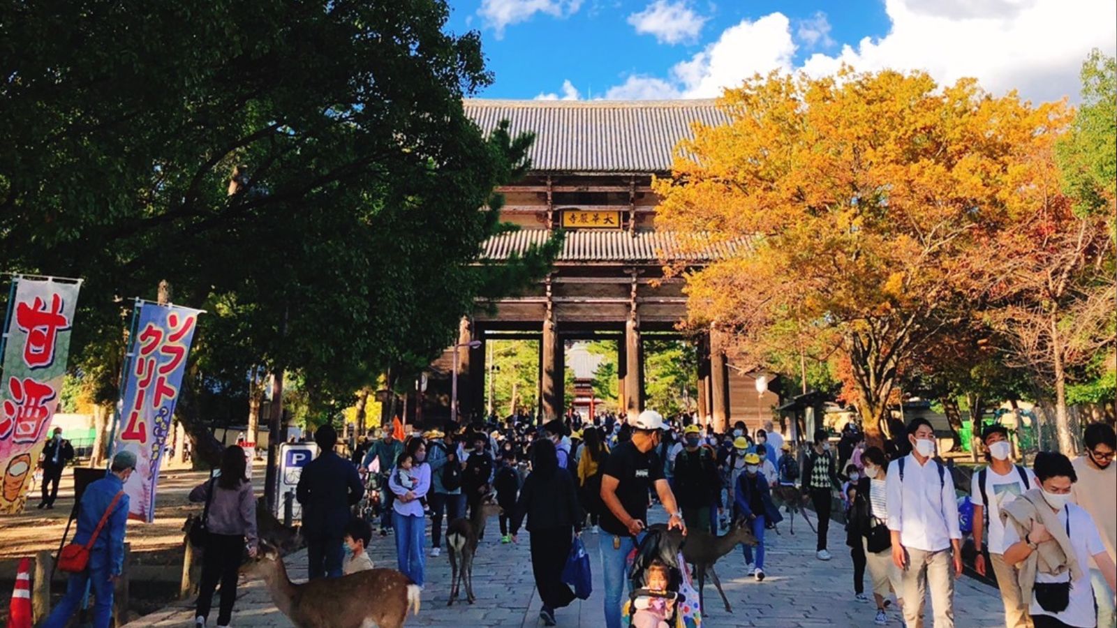 東大寺の南大門。観光客で賑わうエリアです。