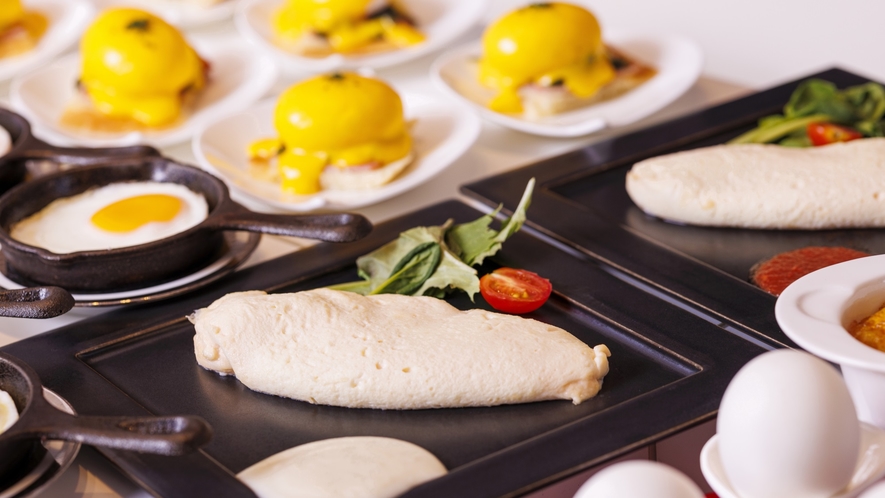 【シギラタートルベイ(朝食一例)】珍しいホワイトオムレツもご用意しております。