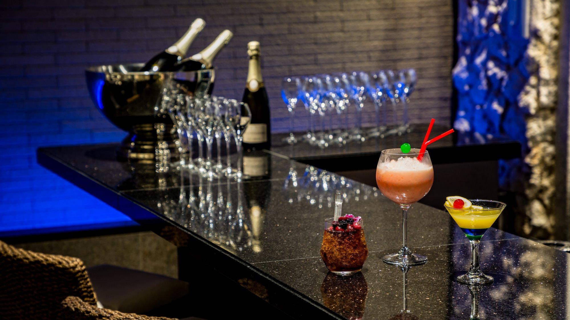 【THE SHIGIRA LOUNGE】デイタイムはお茶やブランチ、夜はバーとしてご利用いただけます