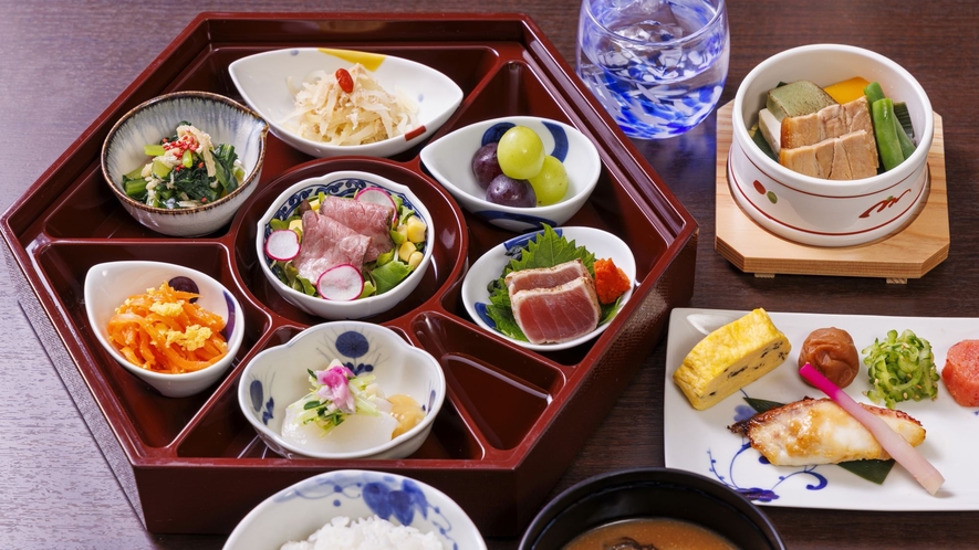 【蜃気楼(朝食一例)】東道盆。「東道盆」に沖縄の食材や、宮古島の食材を使用した小鉢が並ぶ和朝食。