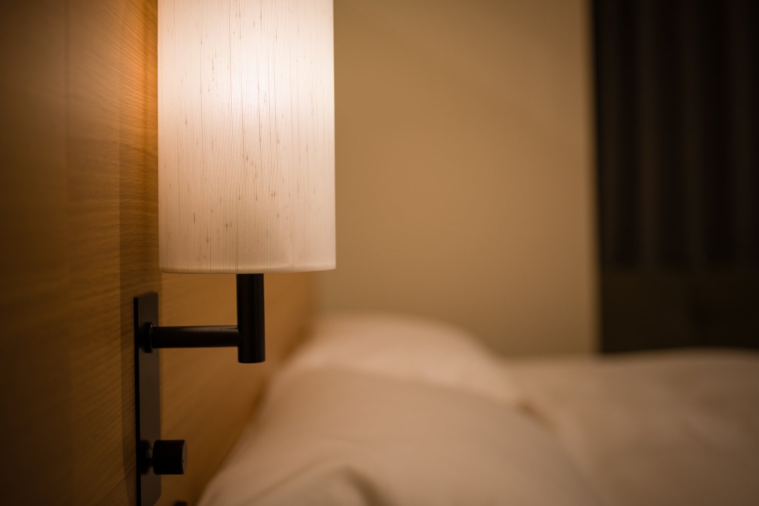 枕元のナイトランプは調光可能