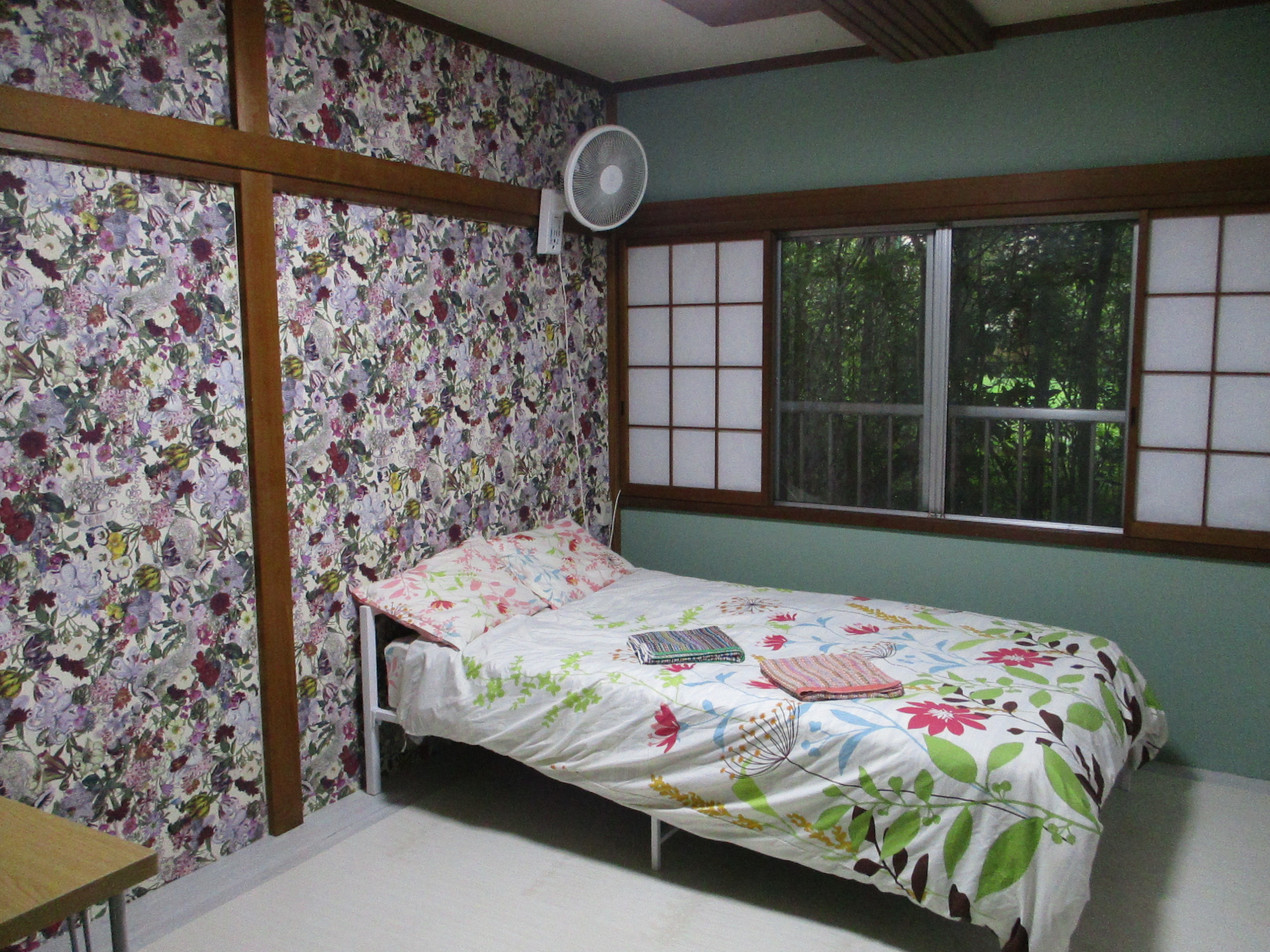 ダブルルームのベッド