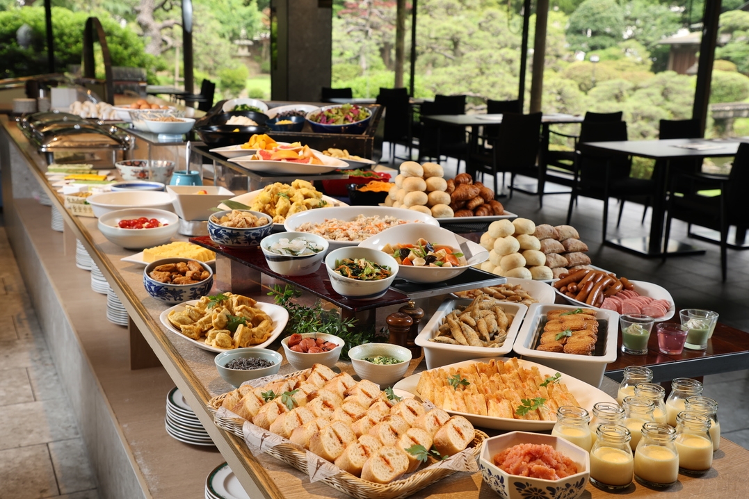【ベストレート／朝食付き】歴史ある日本庭園を眺めながら朝食を／和洋ビュッフェ