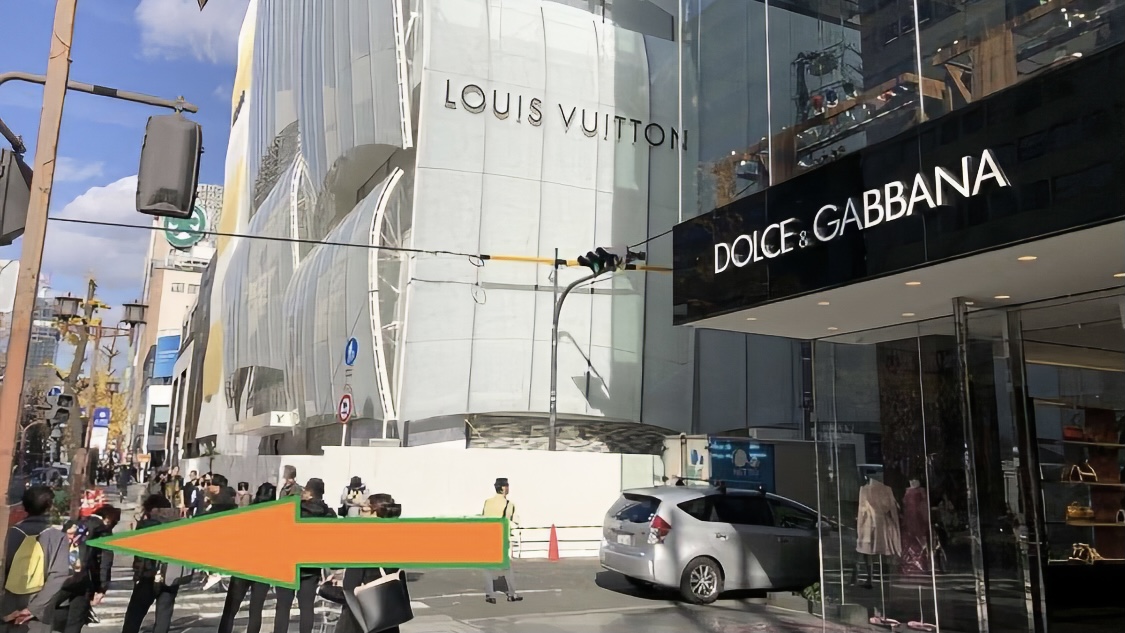 右手にDolce & Gabbanaさんがある交差点を左へ。大通り(御堂筋)を横断してください。