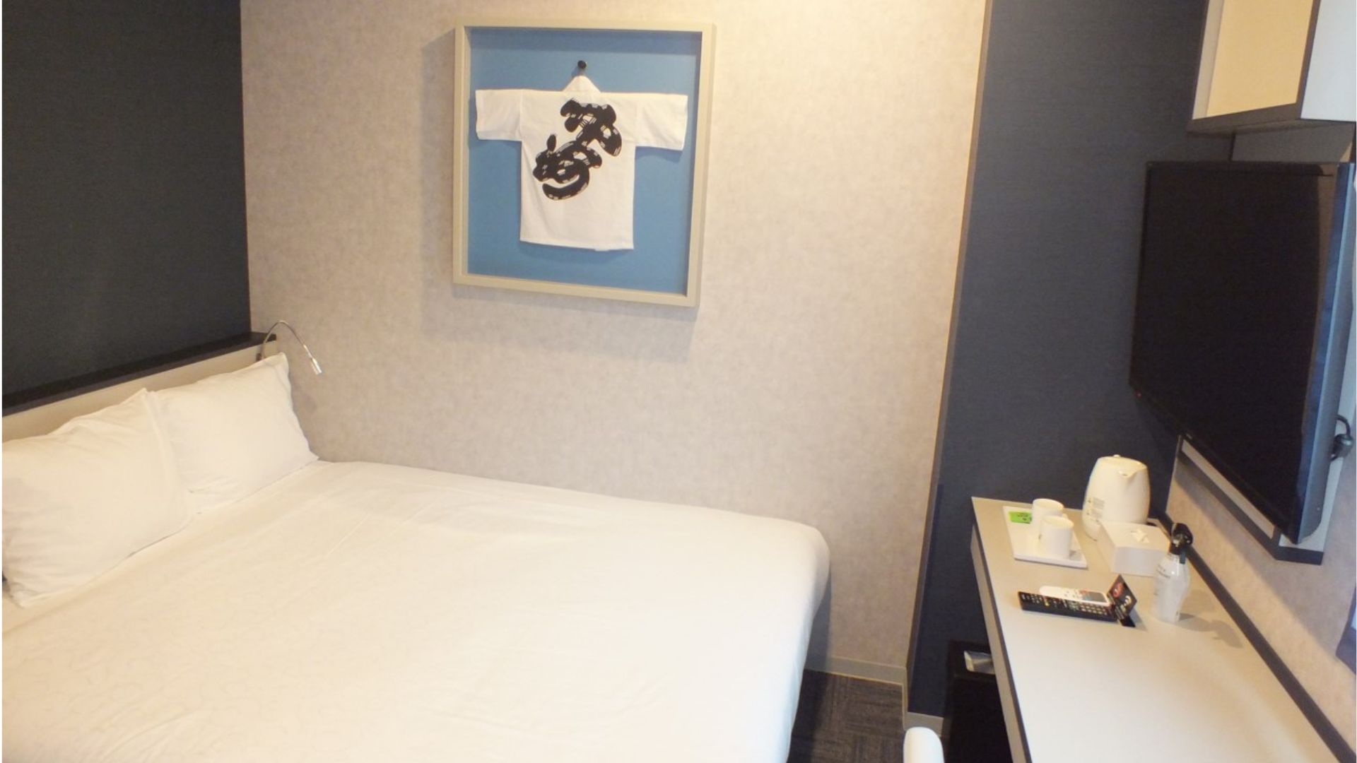 【ダブルルーム】18.02㎡、ベッド　157cm&times;195cm　1台、バス・トイレ別、LG有