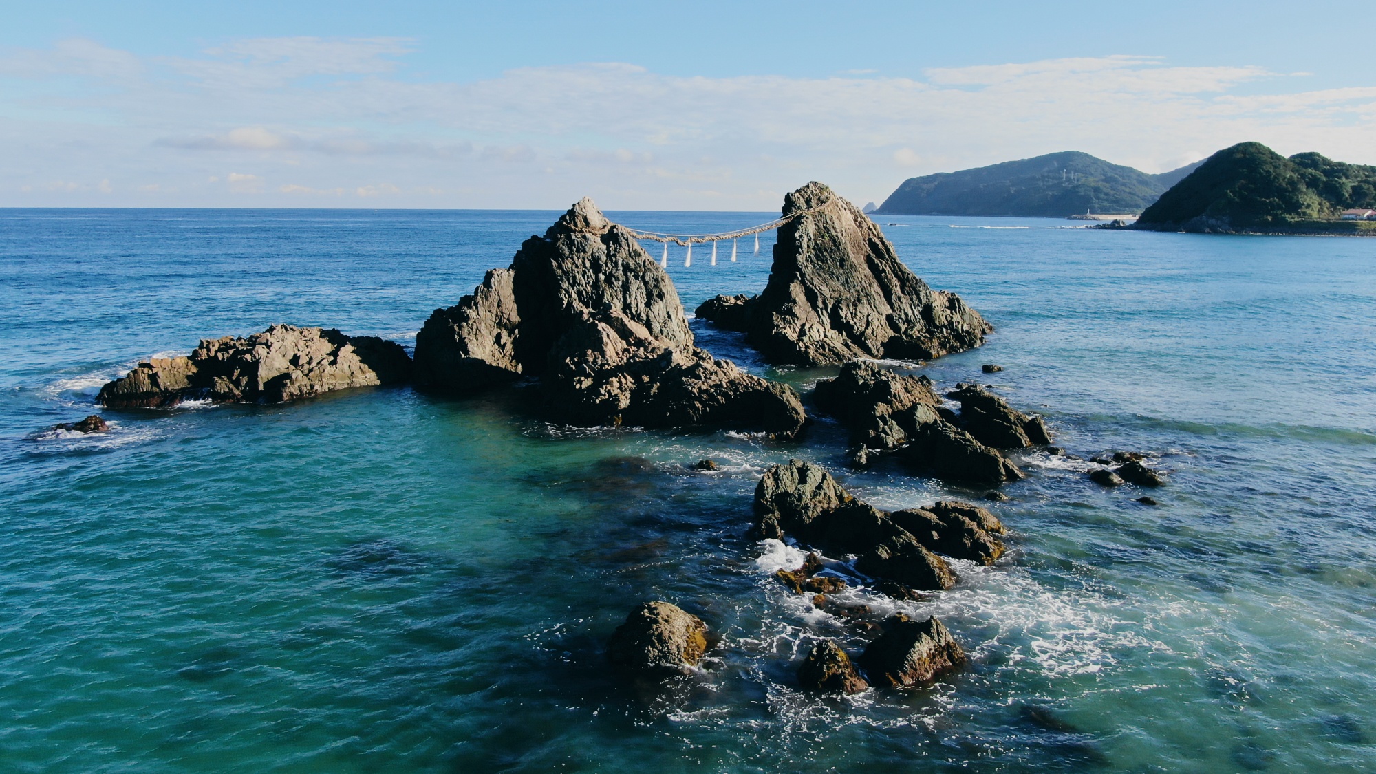 周辺観光/【糸島】真っ白な鳥居とコバルトブルーの海が美しく、「夕日の二見ヶ浦」として有名