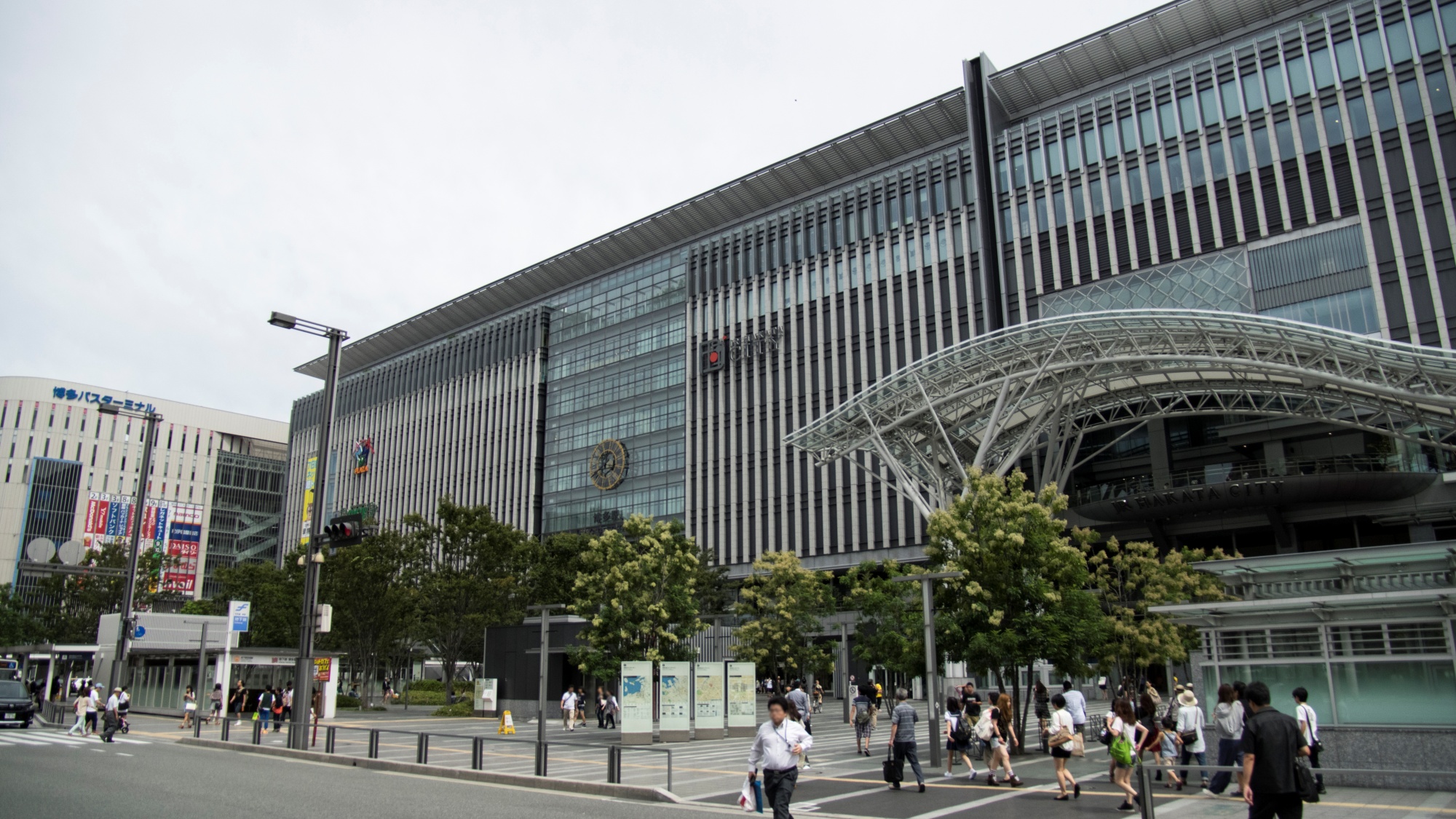 アクセス/【博多駅】ショッピングやグルメも充実の新幹線・在来線・空港アクセスの中心拠点（徒歩20分）