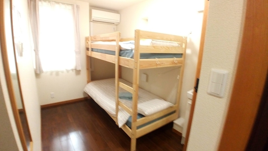 Room 202 - Bunk bed + private toilet