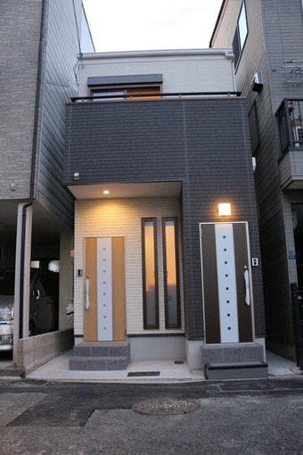 建物の外観（1階（明るいドア）