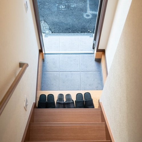 2階の階段は、特別なスロープと照明を採用し、子供や荷物を上に持ってきても安全安心です